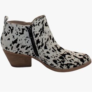 Very Volatile  NEW Veracruz Black and White Ankle Booties size 8 .
